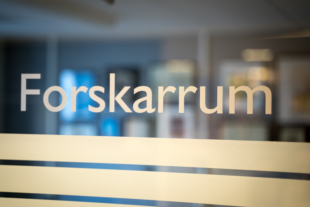 Dörren in till forskarsalen där arkivmaterialet kan studeras i lugn och ro. Foto Theo Erbenius.