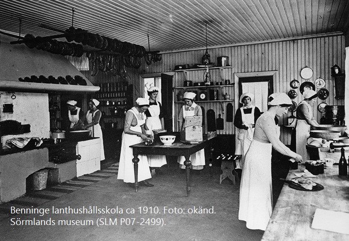 Kvinnliga elever i köket på Benninge lanthushållsskola ca 1910. Foto: okänd. Sörmlands museum