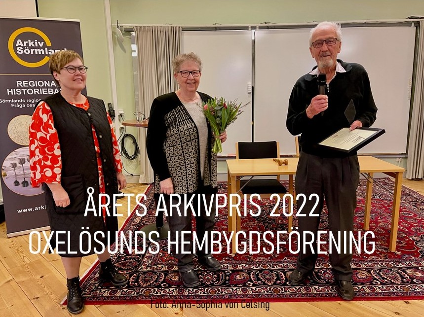 Tre personer uppställda vid att uppmärksamma utdelningen av årets arkivpris 2022 till Oxelösunds hembygdsförening