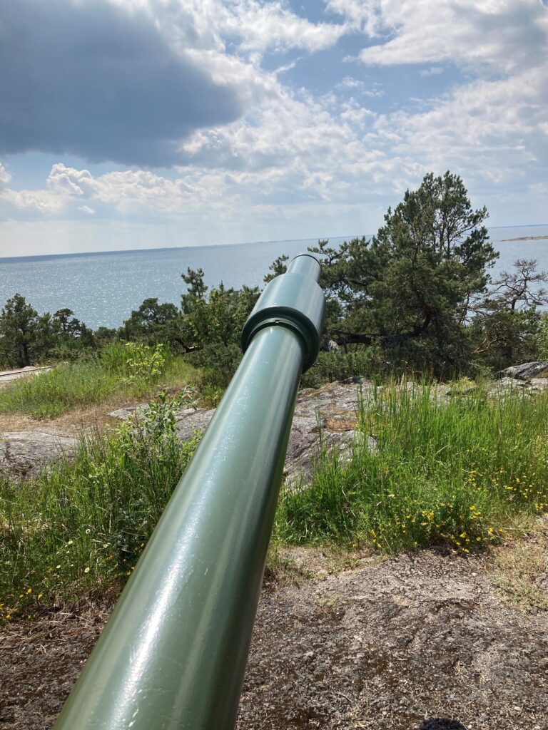 Kustartilleripjäs vid havet.